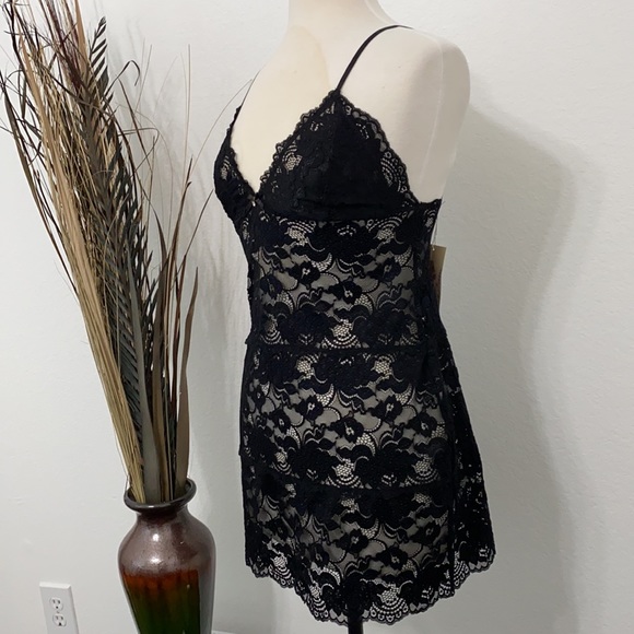 Black lace lingerie - Picture 5 of 9